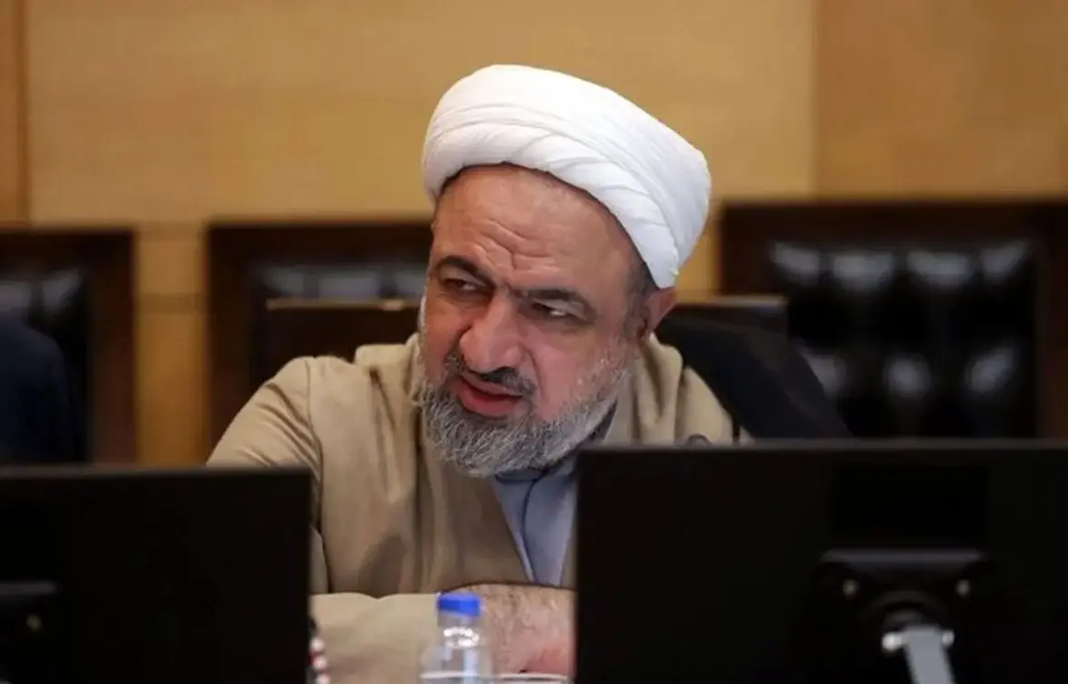 پاسخ تند مداح منتقد به توئیت رسایی: هزینه‌ی این شعارها را مردم می‌دهند
