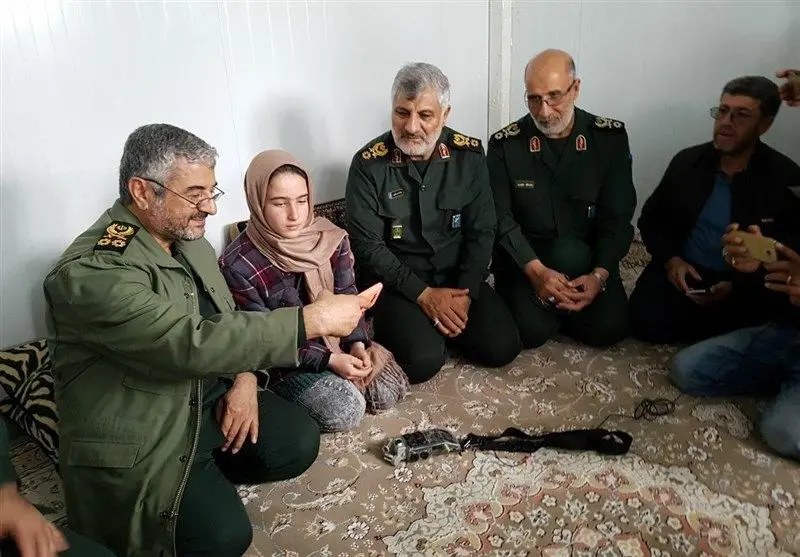 سلفی فرمانده سپاه با دختر داغدیده