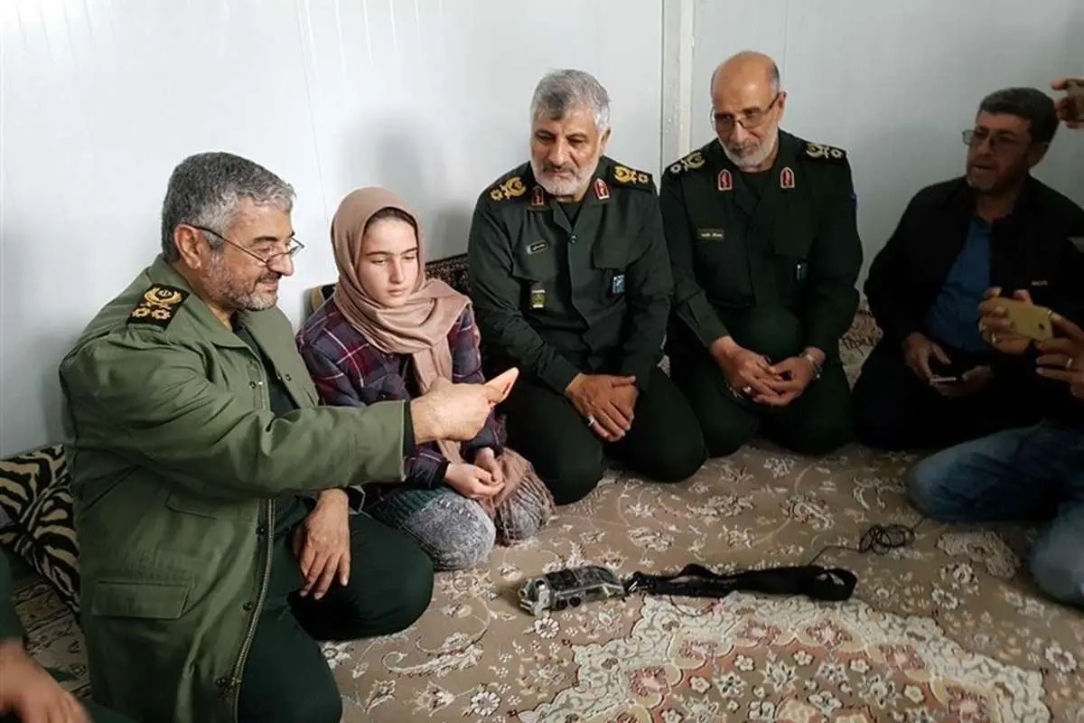 سلفی فرمانده سپاه با دختر داغدیده
