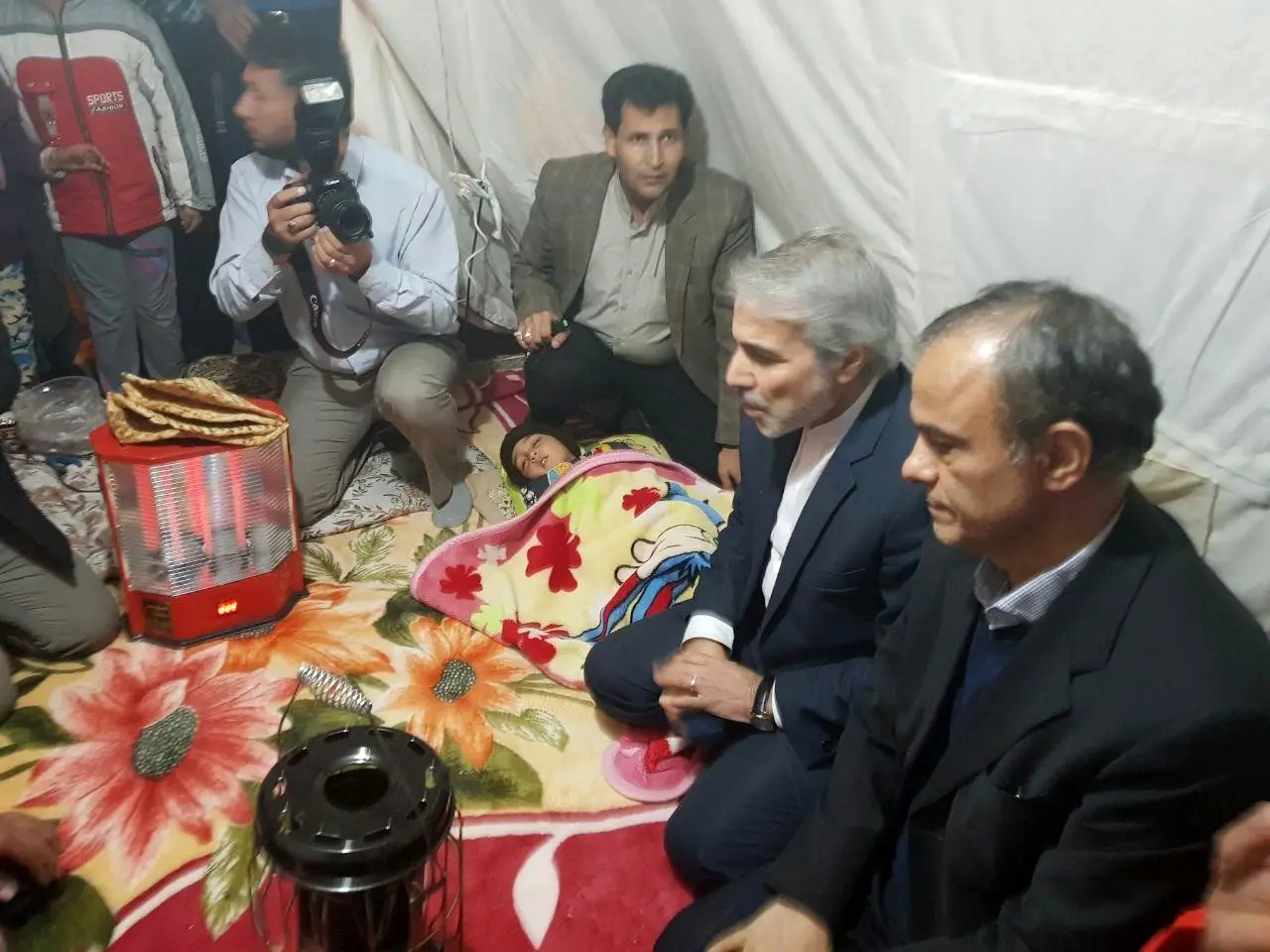 (عکس) معاون روحانی در چادر زلزله‌زدگان کرمان