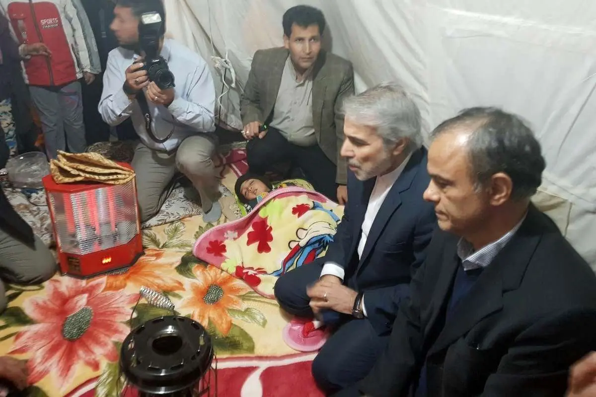 (عکس) معاون روحانی در چادر زلزلهزدگان کرمان