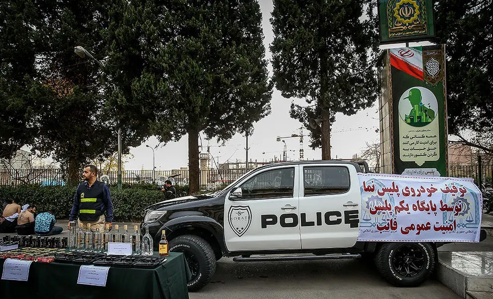 (تصویر) خودنمایی بچه مایه‌دار با ماشین قلابی پلیس