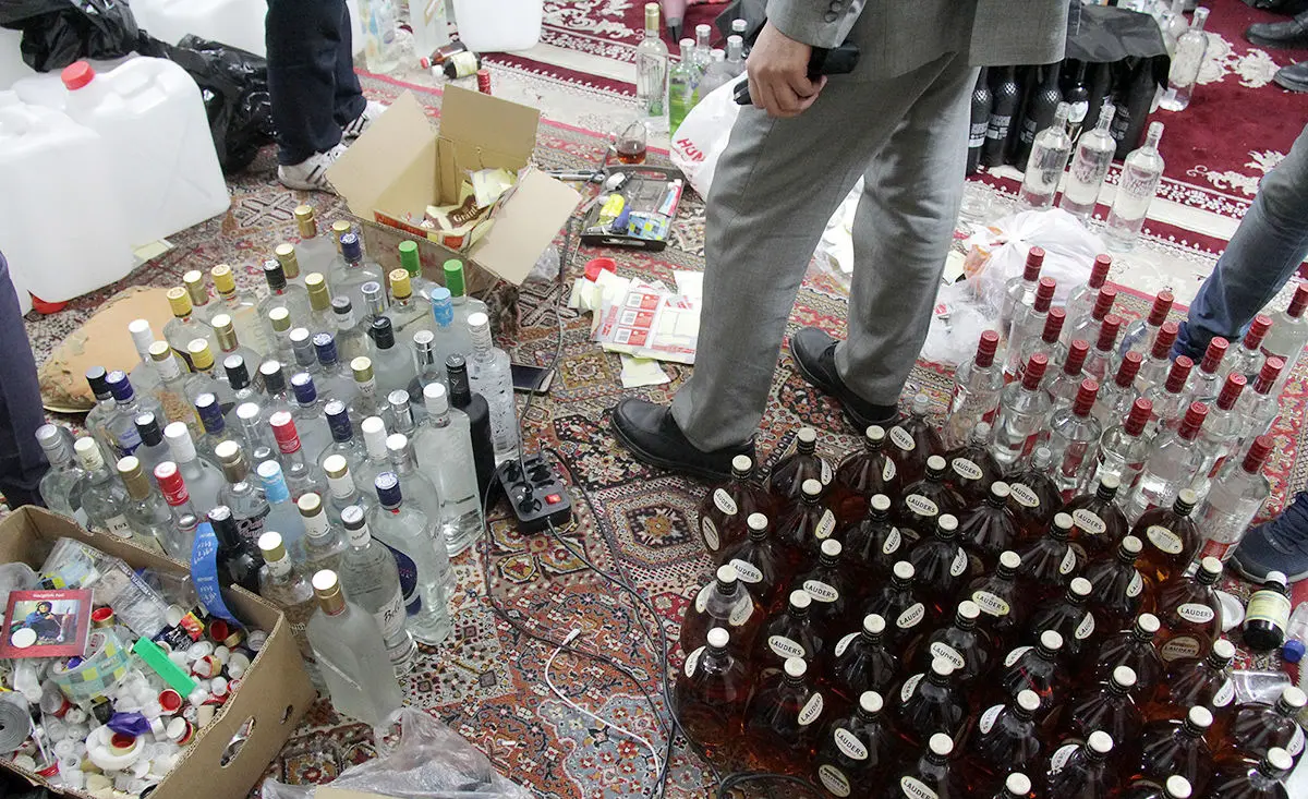 (تصاویر) کشف کارگاه بزرگ مشروبات الکلی در مشهد‎