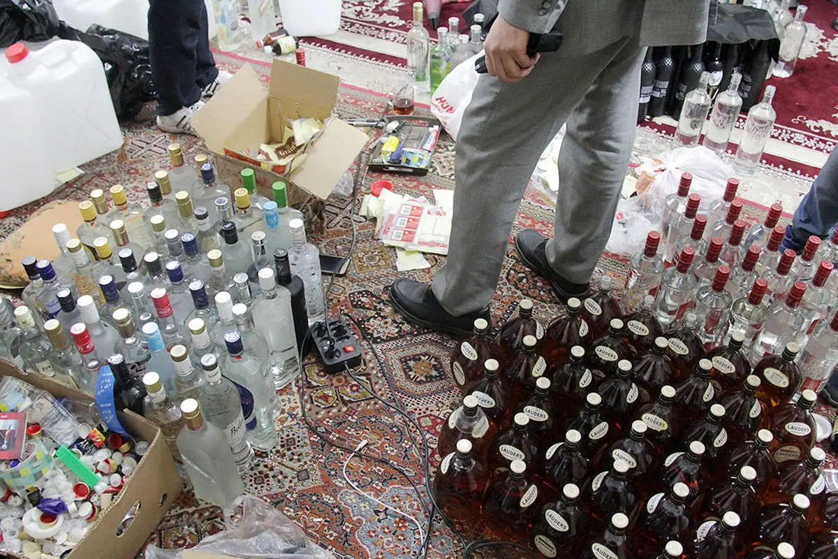 (تصاویر) کشف کارگاه بزرگ مشروبات الکلی در مشهد