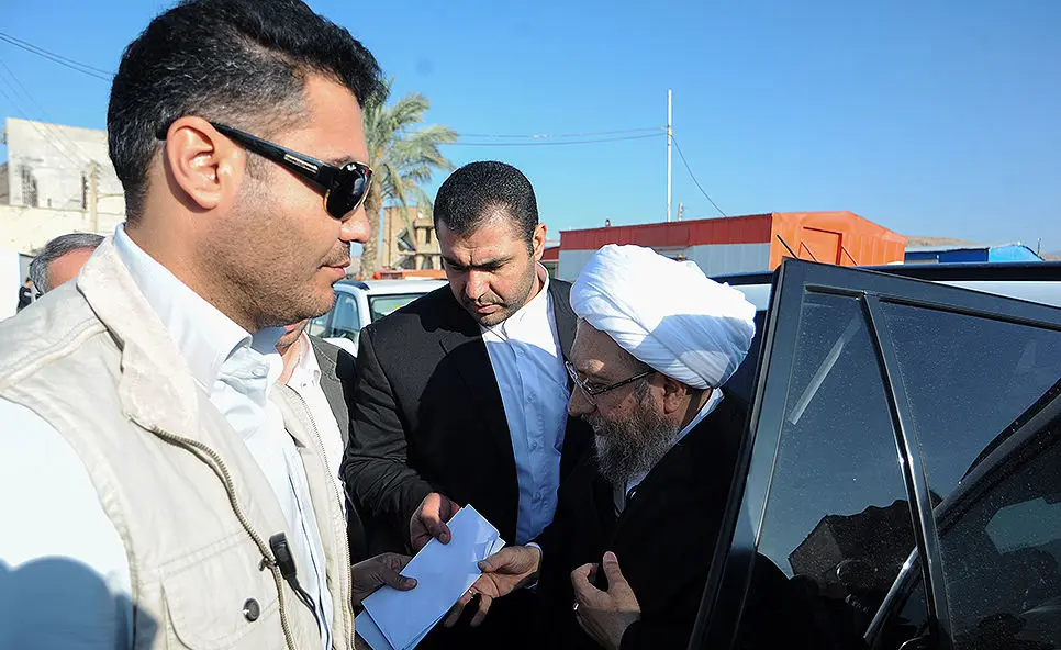 (تصاویر) سفر آملی لاریجانی به مناطق زلزله زده کرمانشاه