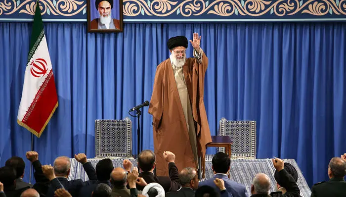 کسانی که امکانات کشور دستشان بوده حق ندارند نقش اپوزیسیون بازی کنند