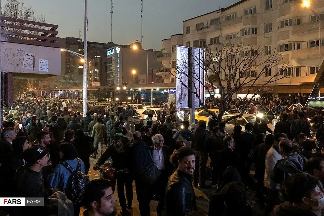 (تصاویر) استفاده از ماشین آب‌پاش برای متفرق کردن تجمع‌کنندگان در خیابان انقلاب