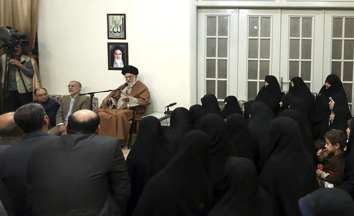 (تصاویر) دیدار جمعی از خانواده‌های شهدا با رهبر انقلاب 