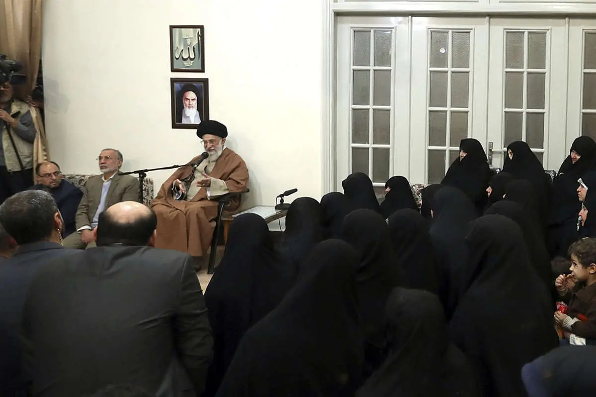 (تصاویر) دیدار جمعی از خانوادههای شهدا با رهبر انقلاب