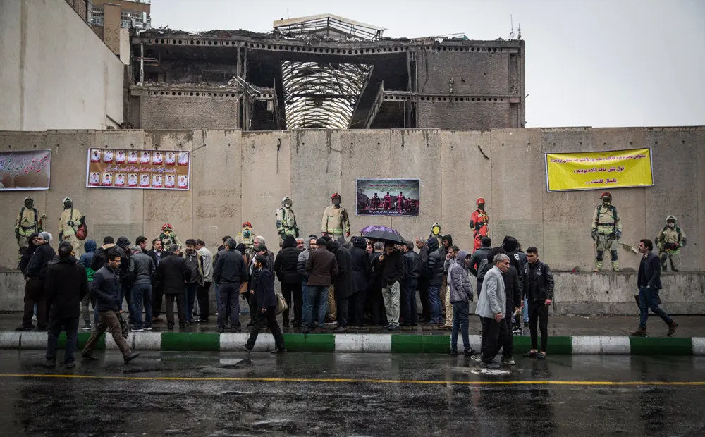 (تصاویر) تجمع مقابل ساختمان پلاسکو