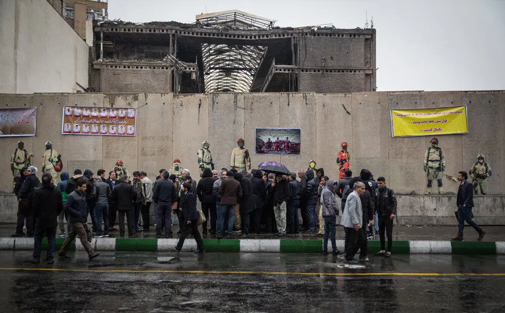 (تصاویر) تجمع مقابل ساختمان پلاسکو