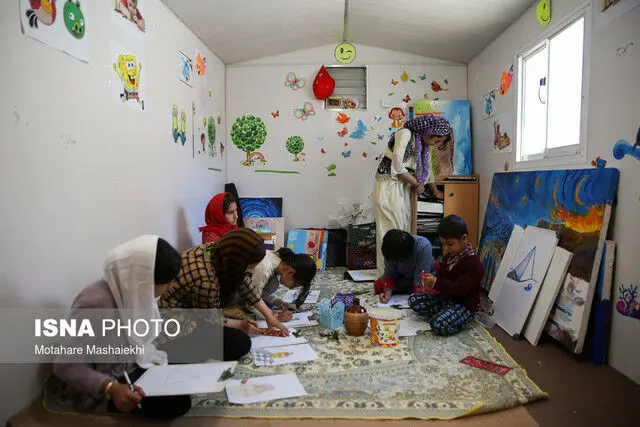 (تصاویر) این مرد روی کانکس زلزله‌زدگان رنگ می‌پاشد