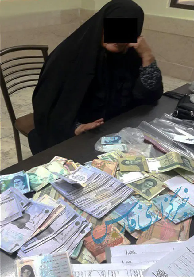 (تصویر) پیرزن گدای تجریش هنگام دستگیری ۴ میلیون پول نقد داشت
