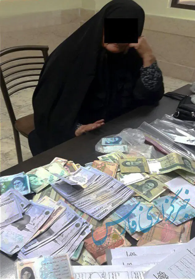 (تصویر) پیرزن گدای تجریش هنگام دستگیری ۴ میلیون پول نقد داشت