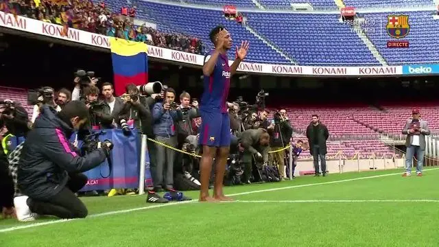 (عکس) حرکت عجیب آقای فوتبالیست در مراسم معارفه‌اش