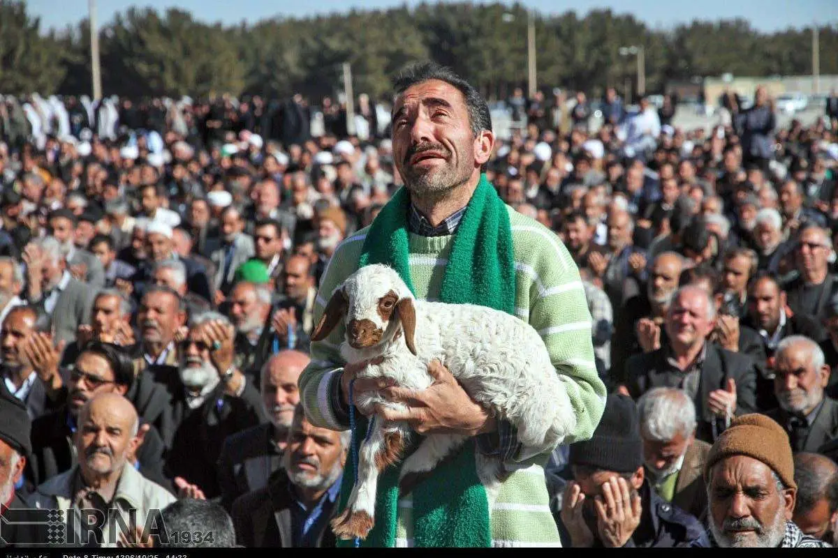پشتپرده عکس مردی که با برهاش به نماز باران آمد