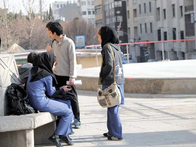 دنیاهای موازی؛ مدرسه و اجتماع