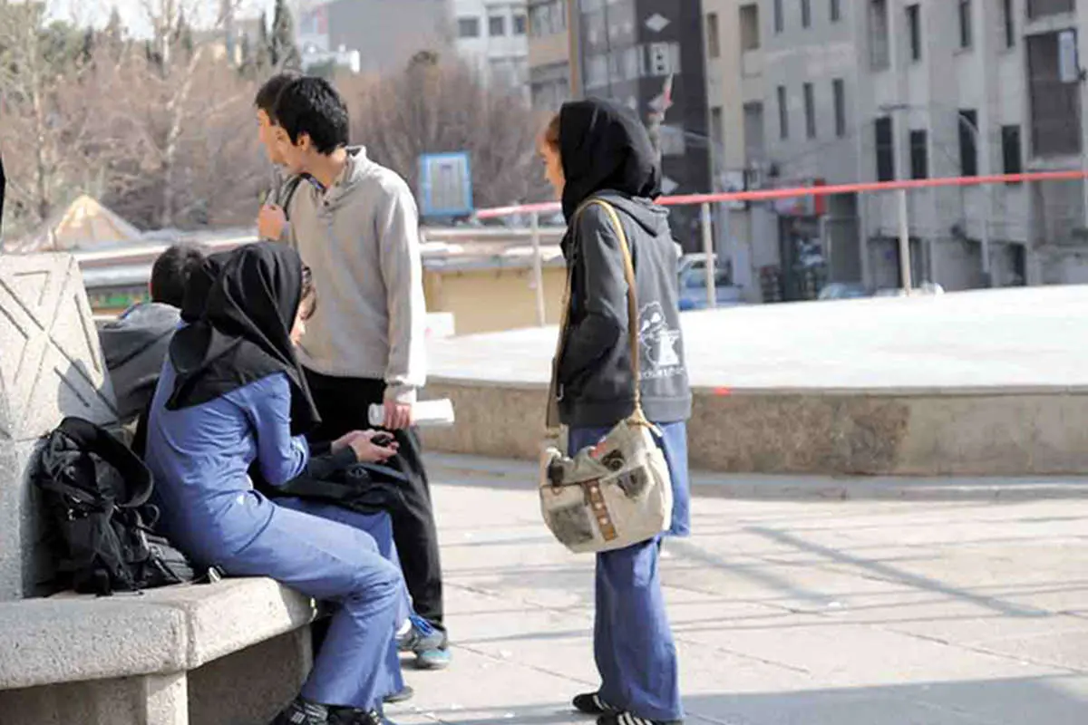 دنیاهای موازی؛ مدرسه و اجتماع