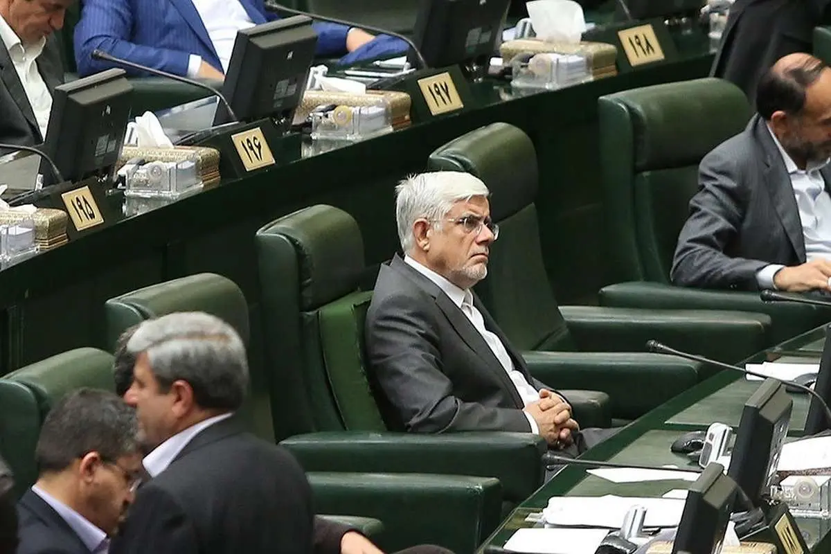 زیباکلام: انگار عارف در سوئیس زندگی میکند