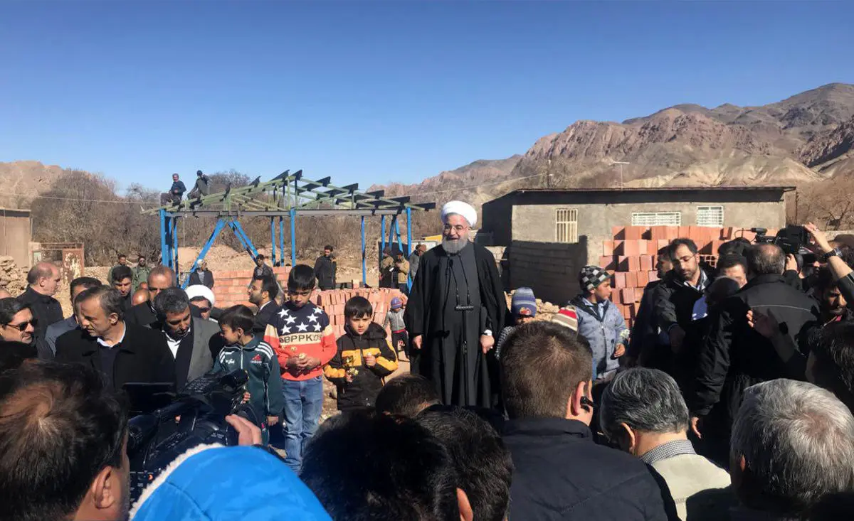 (تصاویر) روحانی در میان زلزله‌زدگان روستای گورک
