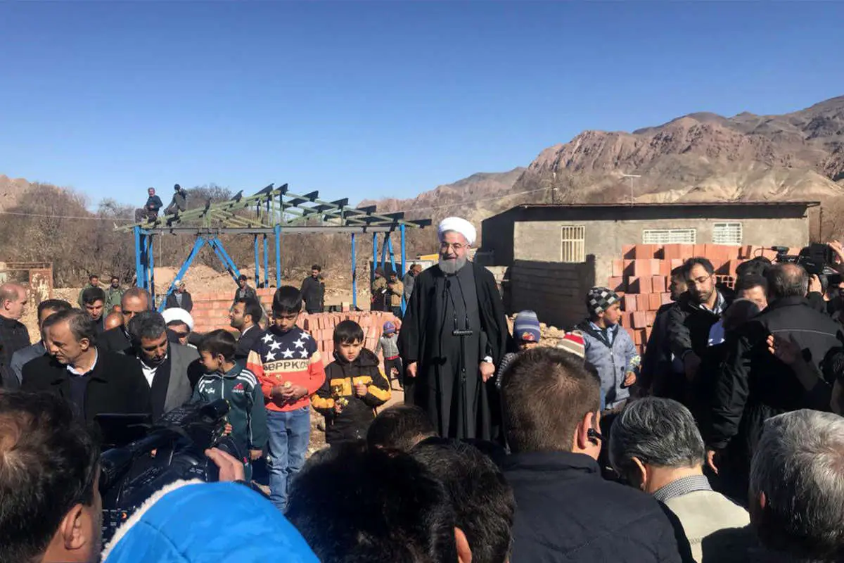 (تصاویر) روحانی در میان زلزلهزدگان روستای گورک