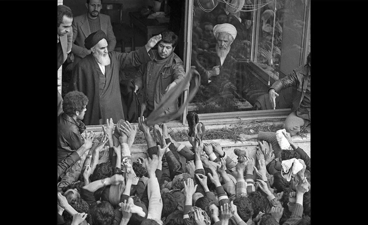 (تصاویر) دیدار مردم با امام (ره) در مدرسه علوی