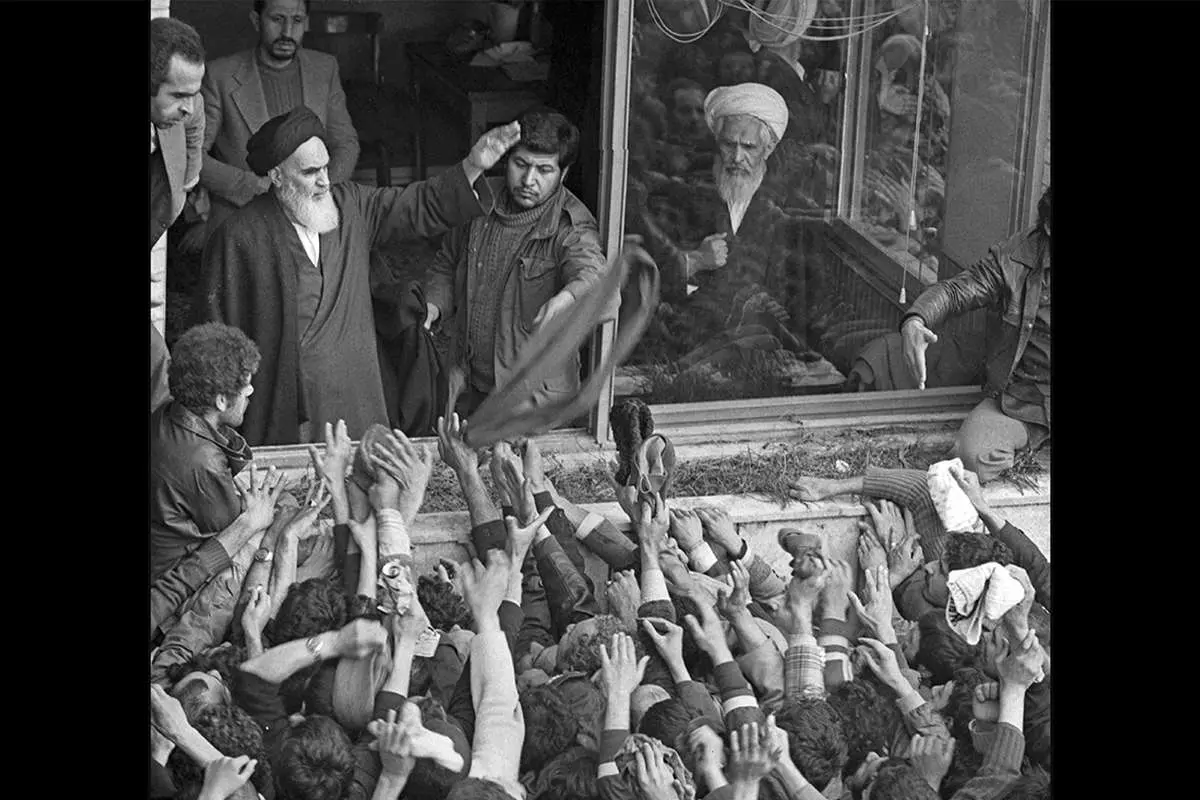 (تصاویر) دیدار مردم با امام (ره) در مدرسه علوی