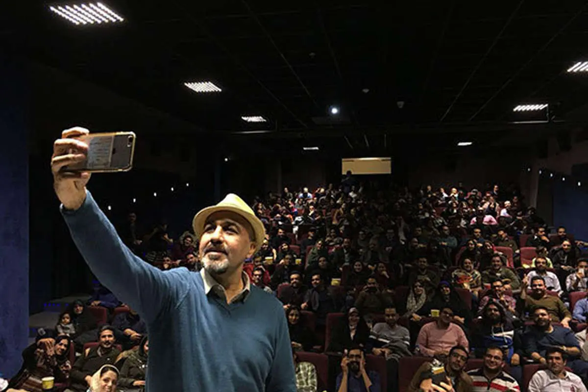 سلفی رضا عطاران با تماشاگران در اكران «مصادره»