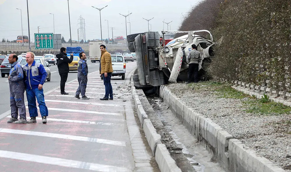 (تصاویر) واژگونی کامیون در اتوبان آزادگان