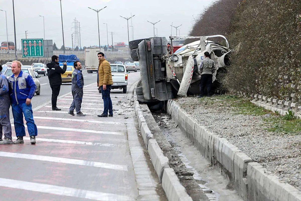 (تصاویر) واژگونی کامیون در اتوبان آزادگان