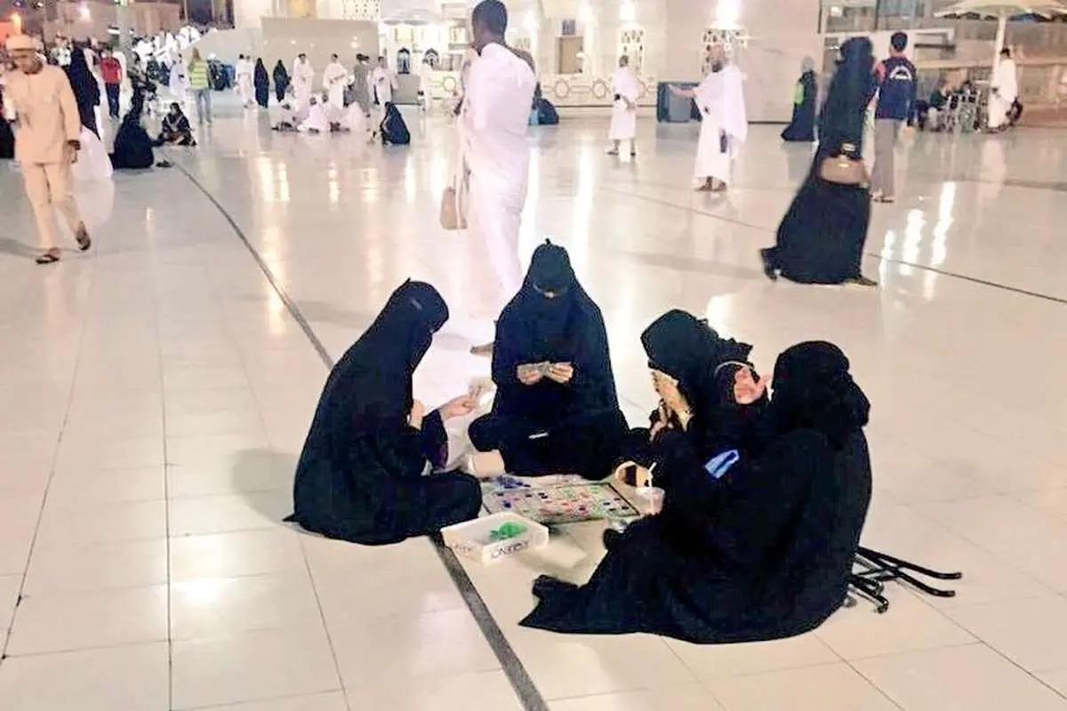 ورق بازی زنان در مسجدالحرام!