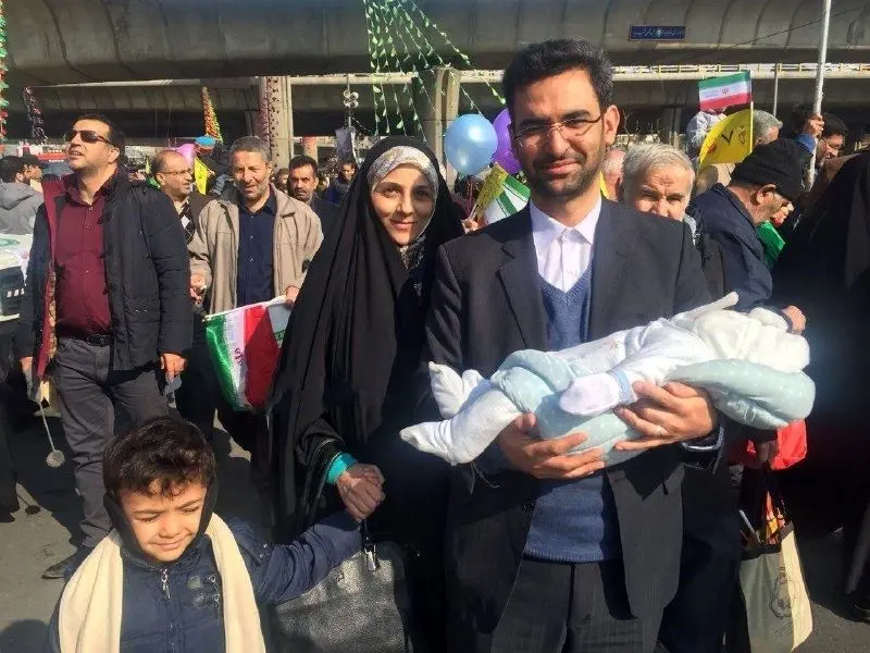 (تصویر) وزیری که به همراه همسر و دو فرزندش به راهپیمایی آمد