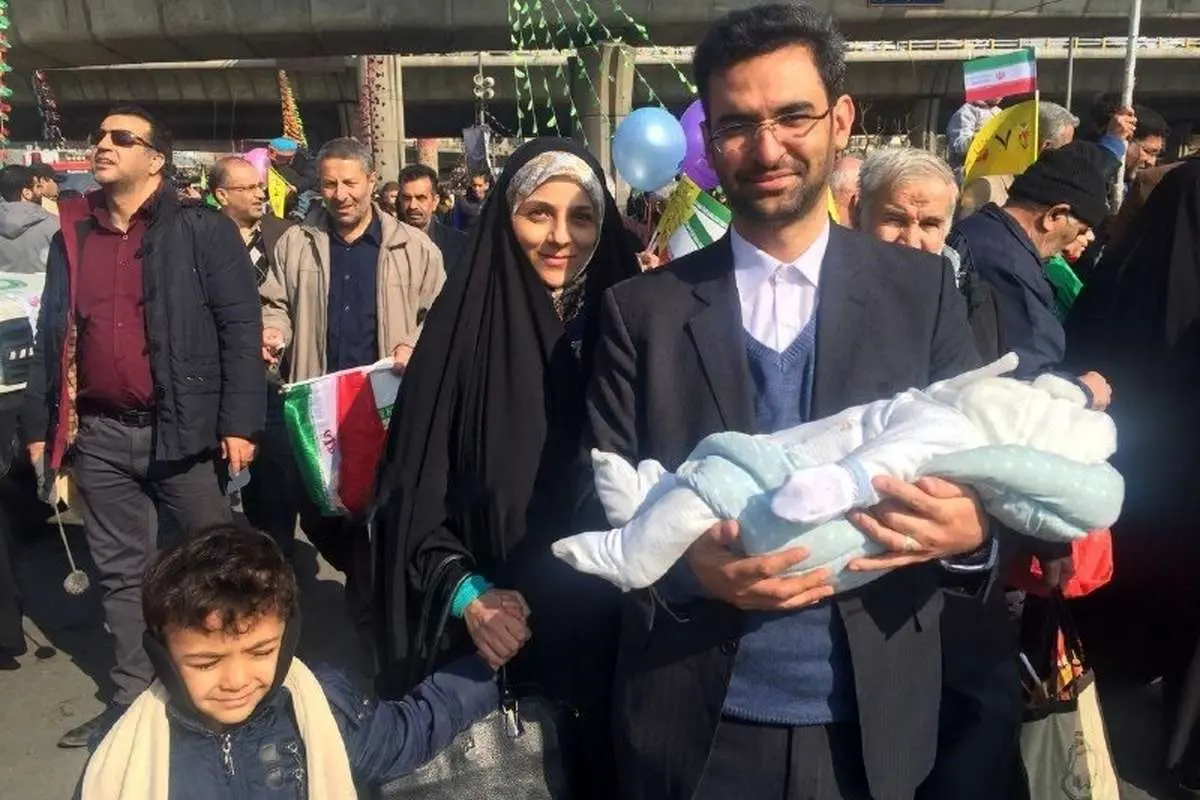 (تصویر) وزیری که به همراه همسر و دو فرزندش به راهپیمایی آمد