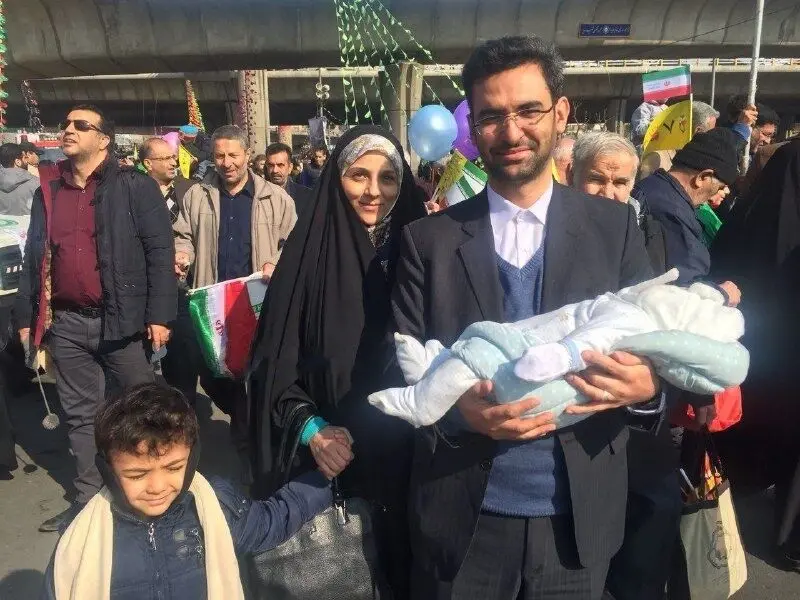 (تصویر) وزیری که به همراه همسر و دو فرزندش به راهپیمایی آمد