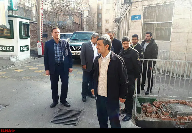 (تصویر) احمدی‌نژاد در راهپیمایی حاضر شد