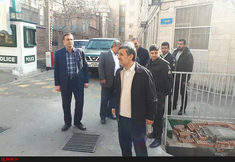 (تصویر) احمدی‌نژاد در راهپیمایی حاضر شد