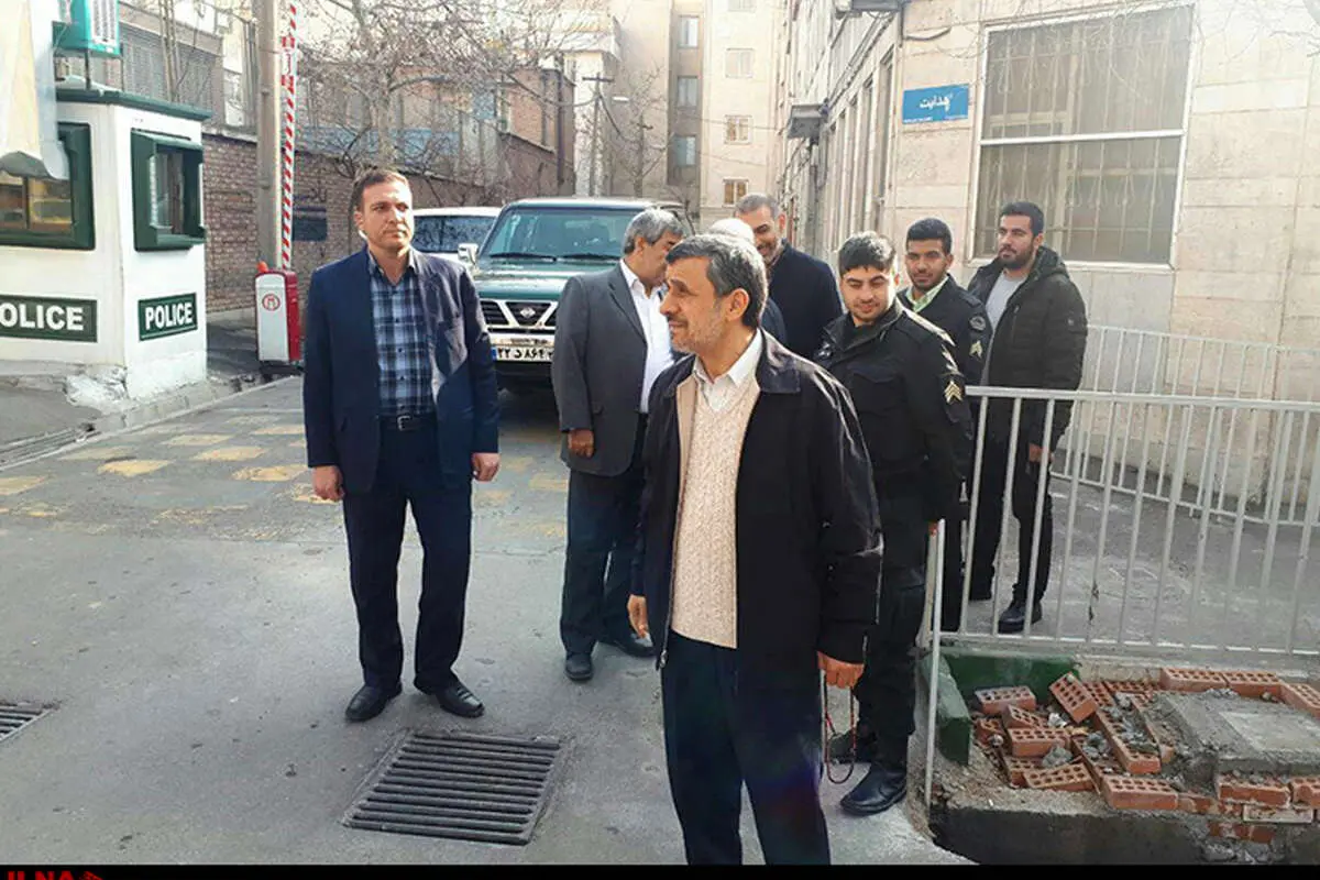 (تصویر) احمدینژاد در راهپیمایی حاضر شد