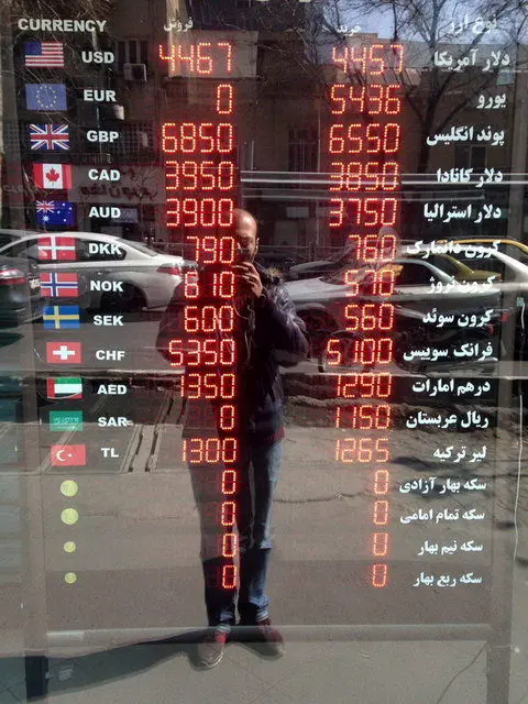 قیمت دلار آزاد با صرافی‌ها چقدر فرق دارد؟