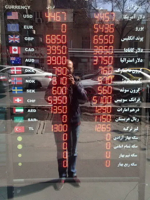 قیمت دلار آزاد با صرافی‌ها چقدر فرق دارد؟