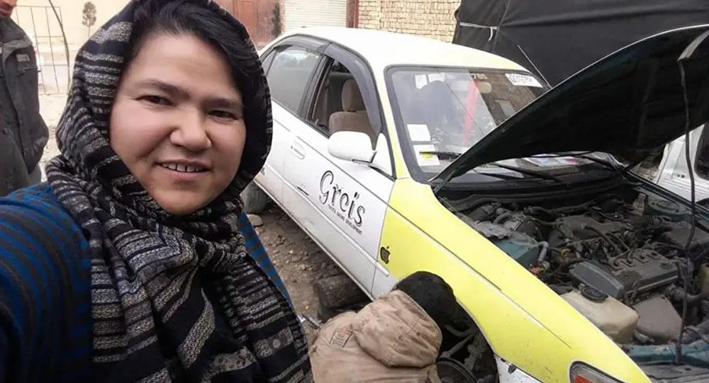 (عکس) نخستین راننده تاکسی زن افغان