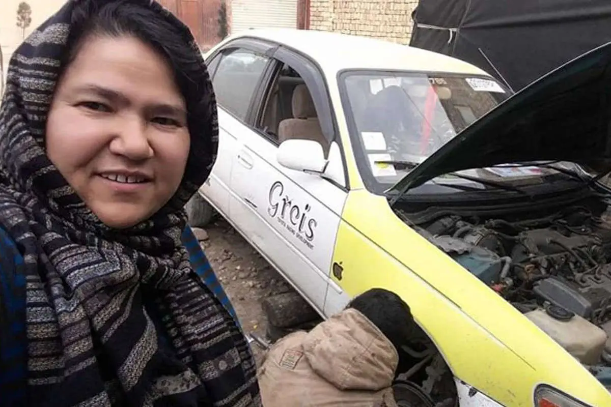 (عکس) نخستین راننده تاکسی زن افغان
