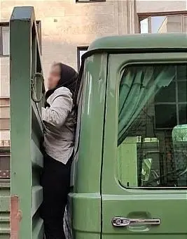 (عکس) گیر افتادن دختری بین اتاقک و کفی حمل بار کامیونت