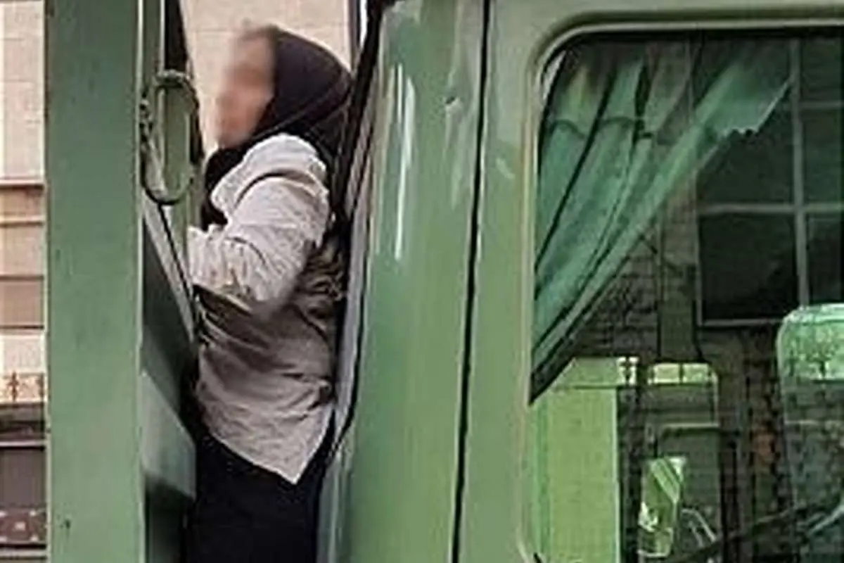 (عکس) گیر افتادن دختری بین اتاقک و کفی حمل بار کامیونت