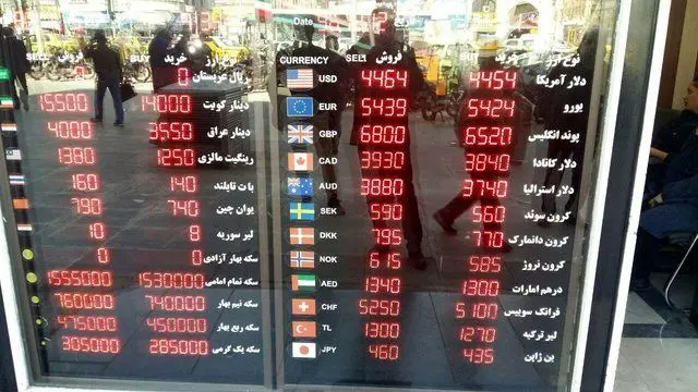 محدودیت‌های فروش ارز ادامه دارد؛ هر نفر هزار دلار