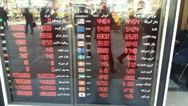 محدودیت‌های فروش ارز ادامه دارد؛ هر نفر هزار دلار