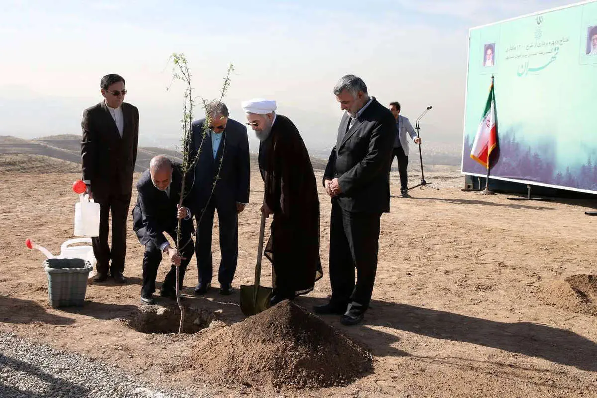 (تصاویر) کاشت نهال بادام توسط رییس جمهور