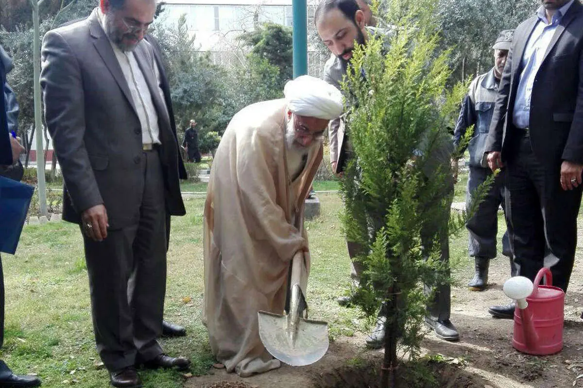 (عکس) آیتالله جنتی یک اصله نهال غرس کرد