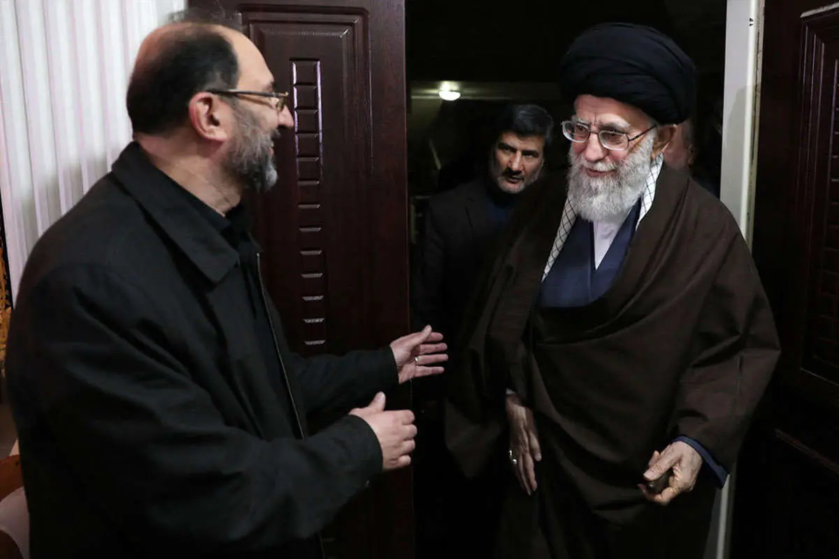 (تصاویر) رهبر انقلاب در خانه شهید حادثه پاسداران