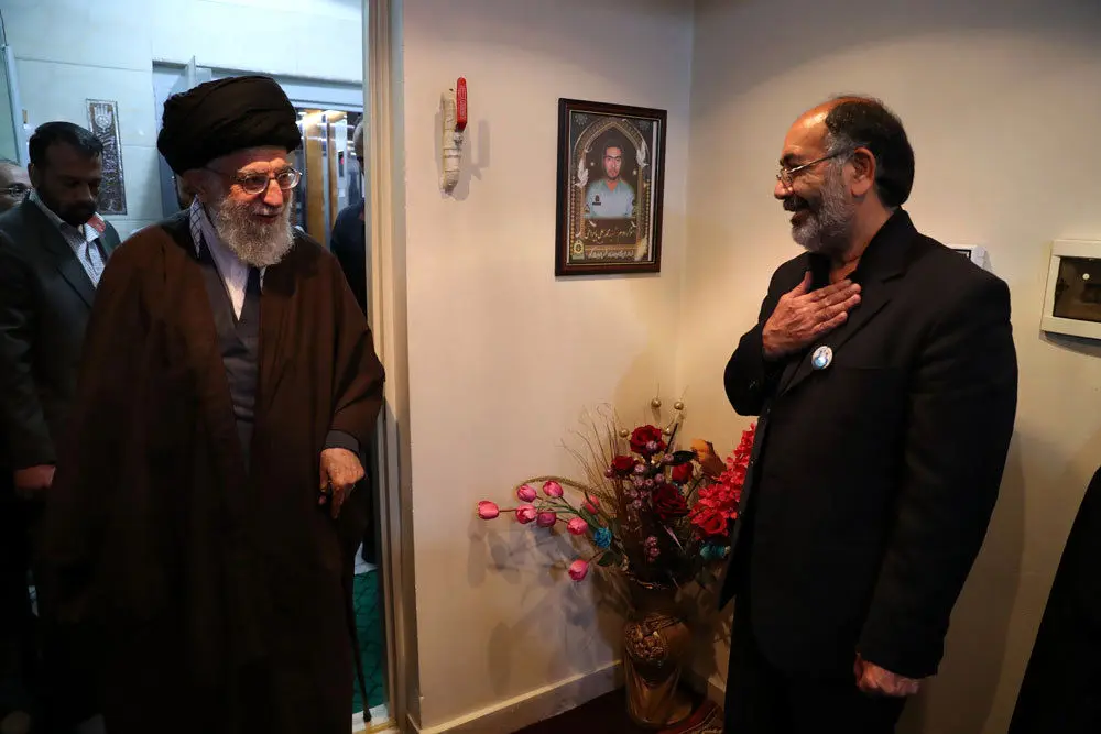 (تصاویر) حضور رهبر انقلاب در منزل یکی از شهدای ناجا