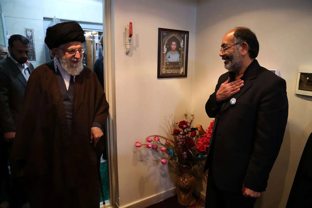 (تصاویر) حضور رهبر انقلاب در منزل یکی از شهدای ناجا